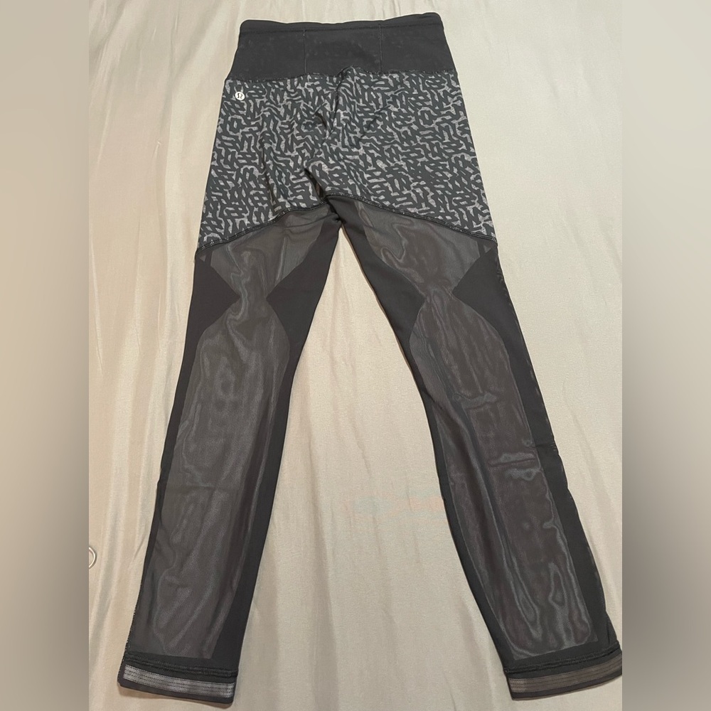 lululemon athletica Black Patterned Leggings, size 4 looks new